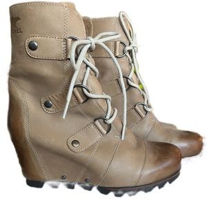 Taupe Sorel Joan of Arc boots. Never been worn. Size 6.5